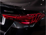 BMWの伝統の丸目4灯ヘッドライトでございます。LEDライトで視認性もよく明るく安全性の向上につながります。
