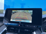 後方の映像に加え、距離の目安となるガイド線が表示されます。駐車時や後退時に周囲の状況を画面で確かめられ、車庫入れなど日常の場面で役立つ装備です。