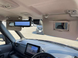 運転席と助手席にはバニティーミラーが装備されております。