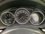 速度計やエンジン回転数、車両情報がそれぞれの表示部にまとまり、運転に必要な情報を確認しやすい配置です。走行中も視線の移動を抑えやすく、日々の運転を支えます。