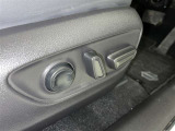 パワーシート搭載。微妙な調整が手軽にでき、ピッタリのポジションで運転することが可能です。