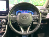 インテリアに合わせたデザインのステアリングは、運転される方のことも考え、運転しやすい形状、大きさです。是非一度、実際に触ってお確かめください。