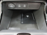ワイヤレス充電器を装備しています。全車、弊社専門スタッフによる内外装クリーニングを実施しております。綺麗な状態でご納車いたします。