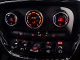 MINIの内装はとにかく『円』に拘ったデザインコンセプトが一目で伝わってきます。これほど円形に拘った車は他に御座いません。伝統のデザイン、トグルスイッチなど遊び心のある内装で御座います。