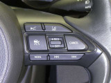 【レーダークルーズコントロール】(全車速追従機能付)付きです。車速に応じて追従支援してくれるので、ロングドライブも快適です。詳細は販売店スタッフまでおたずねください。