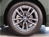【BMWアロイホイル】軽量かつ強度に拘ったアロイホイル。走行性能ポテンシャルを引き出す設計。車の足元を引き締めてくれる大きなポイントはアロイホイルです。