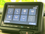 ナビや電話、ラジオ、テレビなどのメニューが一画面にまとまり、使いたい項目を選びやすい構成です。タッチ操作で目的の機能へアクセスできます。