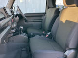 前席は座面に厚みのある形状で、ゆったり腰掛けられる印象です。運転席から前方の視界を確保しやすく、足元にも空間があります。落ち着いた色合いのシートとシンプルな室内で、毎日の移動にも使いやすい一台です。