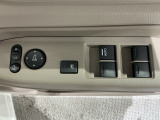 狭い駐車場で便利な電動格納ドアミラーが付いています。