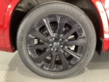 タイヤサイズは235/50R20となります。専用のブラックメタリック塗装のホイールがカッコいい!