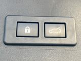 【パワーバックドア】スマートキーや運転席のボタンを押すだけでリアゲートが自動で開閉します!荷物を持っている時や、高い位置にあるバックドアを閉める際に便利な機能です♪