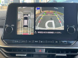 アラウンドビューモニターです。4つのカメラからの映像を合成・処理することで空から見下ろすような視点で周囲を確認でき、駐車時のクルマの位置確認がスムーズになります。