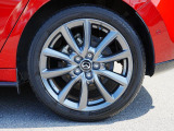 18インチ純正アルミホイールを装備。タイヤサイズは215/45R18となります。