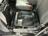 助手席のシート下には便利な収納スペースがあります。