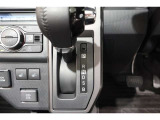 ★パネルシフトレバーは運転席より手が届きやすくて操作のしやすいシフトレバー。室内スペース確保にも配慮されてますよね!