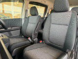 足元もゆったりで長時間の運転も疲れにくいフロントシートです。