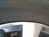 タイヤサイズは、225/60R18です。
