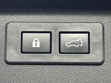 【パワーバックドア】スマートキーや運転席のボタンを押すだけでリアゲートが自動で開閉します!荷物を持っている時や、高い位置にあるバックドアを閉める際に便利な機能です♪