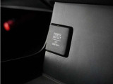 ◆アクセサリーソケット◆ドラレコの電源やスマートフォンの充電等に使用できる便利な電源ソケット!使いやすい場所に装備されています。