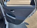 右後ろのドアの内張りです。窓の上げ下げやドアの閉まり具合も、実車でお試しいただけます。
