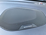 【harman kardon】ハーマンカードンのHi-Fiスペシャリストと共に、モデル別に開発・設計された専用チューニングが臨場感溢れる音響空間を実現しています。