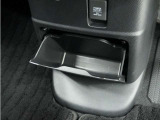 ◆センターロアボックス◆インパネ中央の下部には、ごみ箱としても使用する事ができるセンターロアボックスを装備しております。