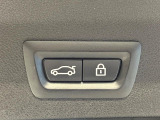●電動リアゲート:ワンタッチでリアゲートの開閉ができ、荷物などで両手が塞がっている状態でも簡単に開閉ができる便利機能です。