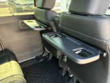 後席用のシートバックテーブルを装備。