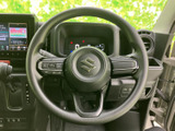 握りやすい形状にボタン類がまとまり、運転姿勢を保ちながら手元で操作できます。前方を見ながら必要な操作へ手を伸ばしやすく、日常の運転を便利に支えます。