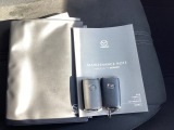 当社デモアップ車。記録簿ございます。アドバンストキーも付いてます。カギを取り出すことなく車のドアの開け閉めからエンジン始動まで出来ますので便利な装備です☆