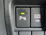 車両前後に搭載されたセンサーで静止物との距離を検知し、ブザー音やディスプレイ表示、音声案内で運転者に知らせます!