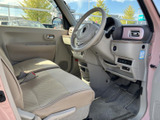 明るい色合いのシートとドア内張りが、運転席まわりを落ち着いた雰囲気にまとめています。前方や左右の窓から視界を確保しやすく、毎日の乗り降りにもなじみやすい空間です。