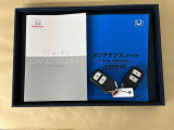 メンテナンスノート【点検整備記録簿・保証書】、取説も揃ってます。スマートキーはバッグなどにしまったままボタン操作でエンジン始動・停止やハイブリッドシステムの起動や停止ができて大変便利です