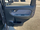 右後ろのドアの内張りです。窓の上げ下げやドアの閉まり具合も、実車でお試しいただけます。
