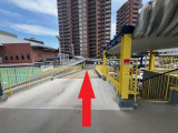 店舗内は徐行で直進してスロープを降りてください。