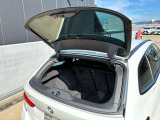 BMWのツーリングワゴン車はリヤゲートのみならずリヤガラスのみの開閉も可能です。駐車し終わってからの荷物の出し入れが容易に行えます。