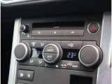 【2ゾーンフルオートエアコン】 運転席側と助手席側の温度を別々に設定可能なオートエアコン。乗員の好みに合わせて左右個別に温度設定できるのでとても快適です。