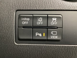 運転席脇のクラスタースイッチ部分にはカメラ切り替えスイッチ、パーキングセンサー、その他走行系スイッチを集中配置しております。