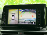 周囲を俯瞰した表示と後方の映像を確認でき、駐車時の周辺確認に役立ちます。ガイド表示も備わり、車庫入れや狭い場所での切り返しを行う際に、状況を把握しやすい装備です。