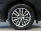 純正のアルミホイール装着車です。タイヤサイズは235/55R18です。