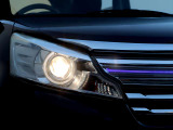 夜間も非常に明るく白い光で前方を照らす高性能な「ディスチャージ(HID)ヘッドランプ」を採用!
