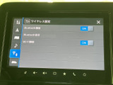 BluetoothやWi-Fiの設定項目が画面に並び、接続状況を見ながら設定を進められます。タッチで項目を選べるため、機器との連携を確認したい方にも便利にお使いいただけます。