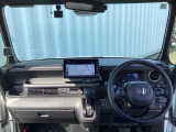 運転席周りです。カップホルダーや小物の収納などは必須ですよね!!使い勝手の良いつくりになっております!!