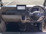 運転席周りです。カップホルダーや小物の収納などは必須ですよね!!使い勝手の良いつくりになっております!!