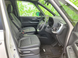 運転席まわりは前方の視界が広く、シートに座った状態で周囲を見渡しやすい空間です。落ち着いた色合いのシートと足元のゆとりが、毎日の移動を心地よく支えます。