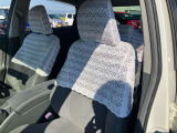 助手席を別の角度から見たところです。座面の具合もご覧ください。