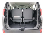 3列目シートは跳ね上げ式で折りたたみ可能です。キャンプ用品など大きな荷物もばっちり収納可能です!