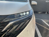 LEDヘッドライトはハロゲンランプの約2倍の光量で明るく遠くを照らし、夜間走行時の視認性を高めます。さらに長寿命や省電力、スタイリッシュな印象も際立たせます。