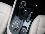 【シフトノブ】BMWの高性能オートマチックは、ATセレクトレバーを左側に倒すことで、通常の「D」から「S」(スポーツ)または「M」(マニュアル)へと切り替えが可能です。