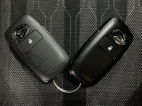 電子カードキーを携帯していれば、ドアハンドルやバックドアのリクエストスィッチを押すだけでドアの施錠、開錠が行えます。電子カードキーがないとエンジンが始動しない、盗難防止に役立つイモビライザー機能付
